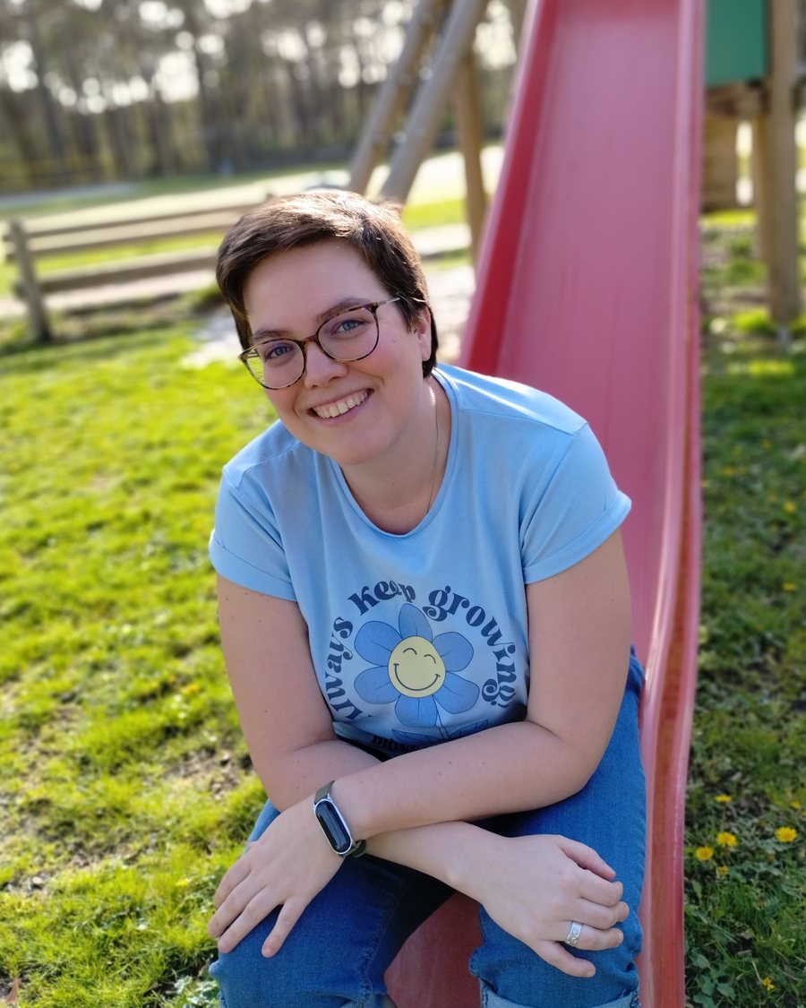 Cindy Lenaerts, lachend op een glijbaan in het park